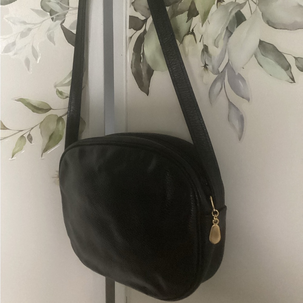 SAKS FIFTH AVENUE black leather bag ITALY EUC crossbody or shoulder - Picture 2 of 11